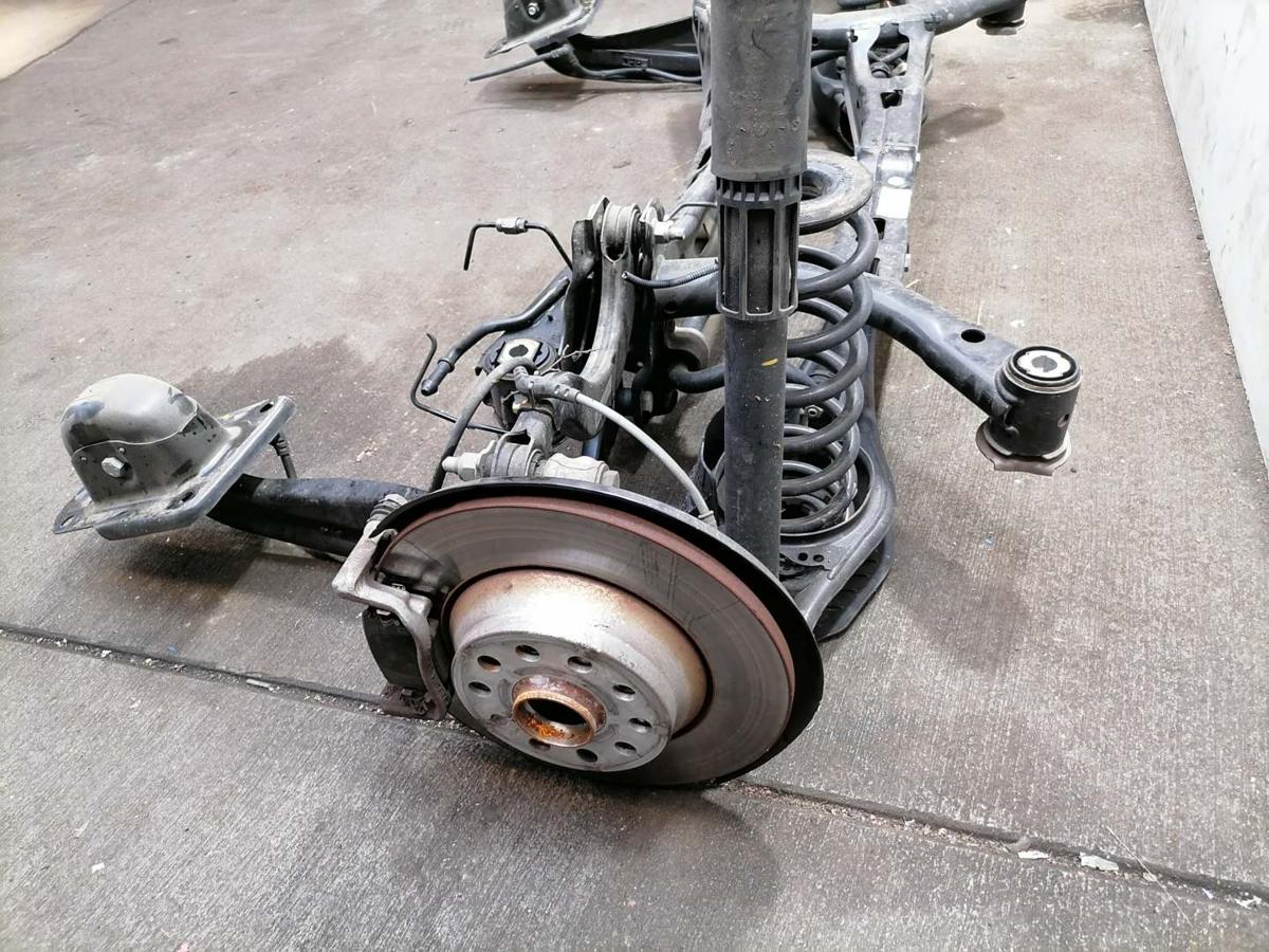 VW Passat B9 original Hinterachse mit Achsschenkel und Lenker 1,5 E-Hybrid 150KW Bj.2024